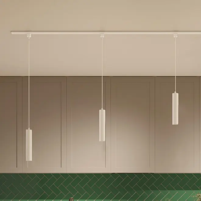 Moderne pendellampe med tre slanke, cylindriske hvide vedhæng, der hænger fra en hvid skinne i loftet. Minimalistisk design, ideel til køkken eller spisestue.