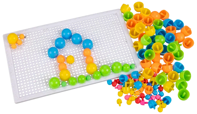 Børns pladelegetøj med farverige plastikpinde og perforeret plade til mønstre. Indeholder blå, grønne, gule, orange og pink pinde. Til læring og kreativ leg.