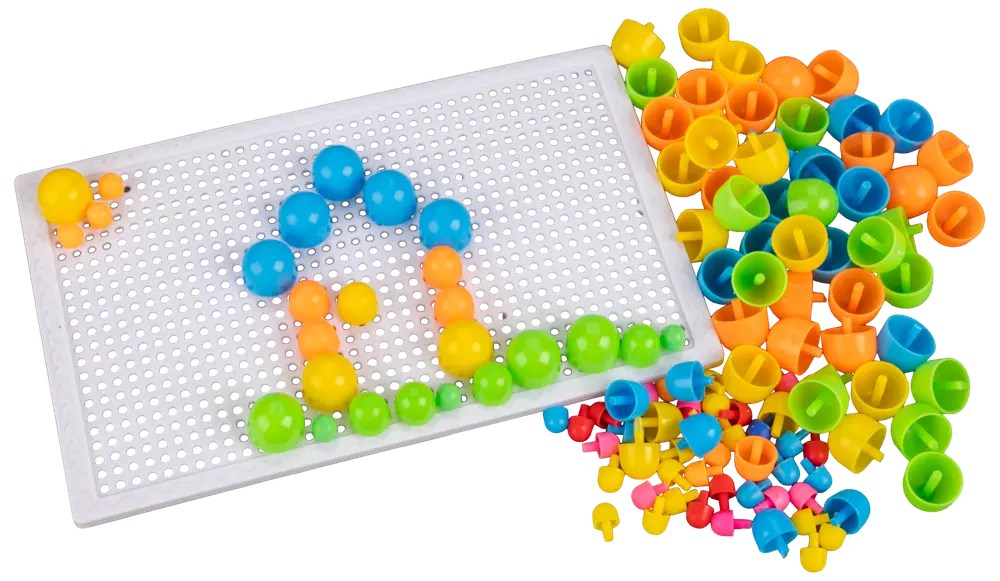 Børns pladelegetøj med farverige plastikpinde og perforeret plade til mønstre. Indeholder blå, grønne, gule, orange og pink pinde. Til læring og kreativ leg.