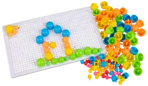 Børns pladelegetøj med farverige plastikpinde og perforeret plade til mønstre. Indeholder blå, grønne, gule, orange og pink pinde. Til læring og kreativ leg.