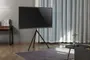 Moderne fladskærms-tv med slank sort ramme, monteret på et unikt trebenet stativ. Minimalistisk design, passer til moderne indretning. Ingen synlige knapper eller mærker foran.