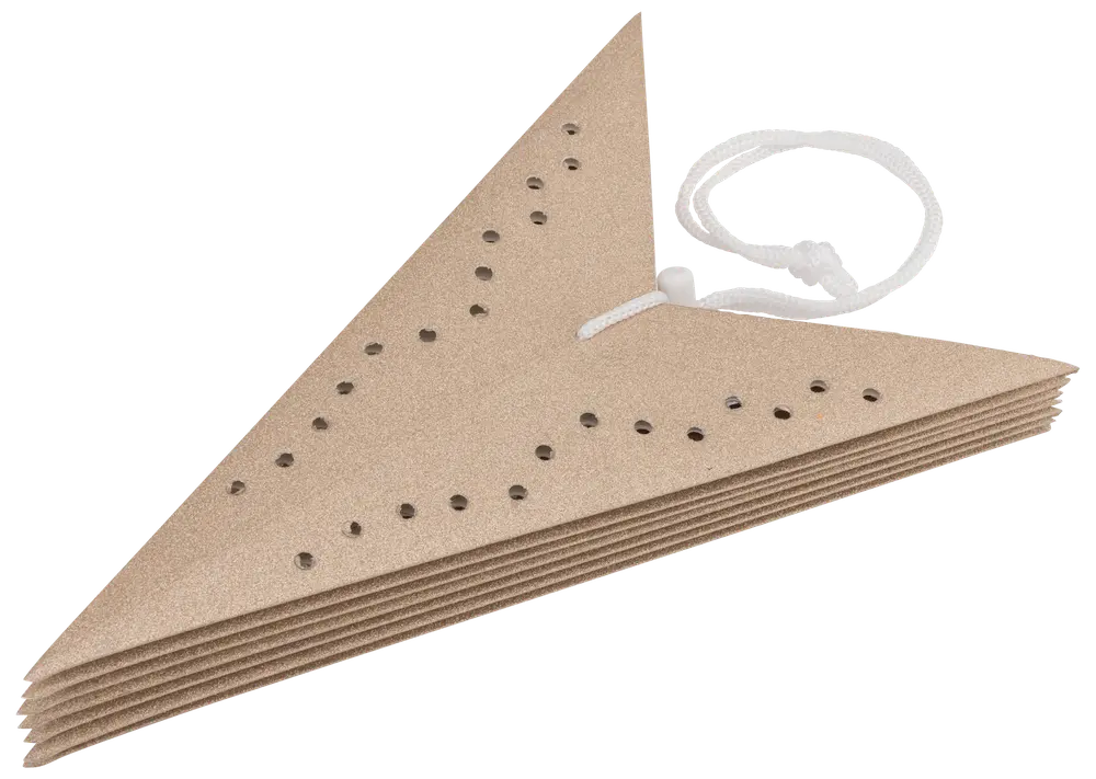 Förpackning med trekantiga sandpapper med förstansade hål och snöre, passar detaljslipmaskiner. Brun färg, utformad för effektiv dammutsugning och enkel montering.