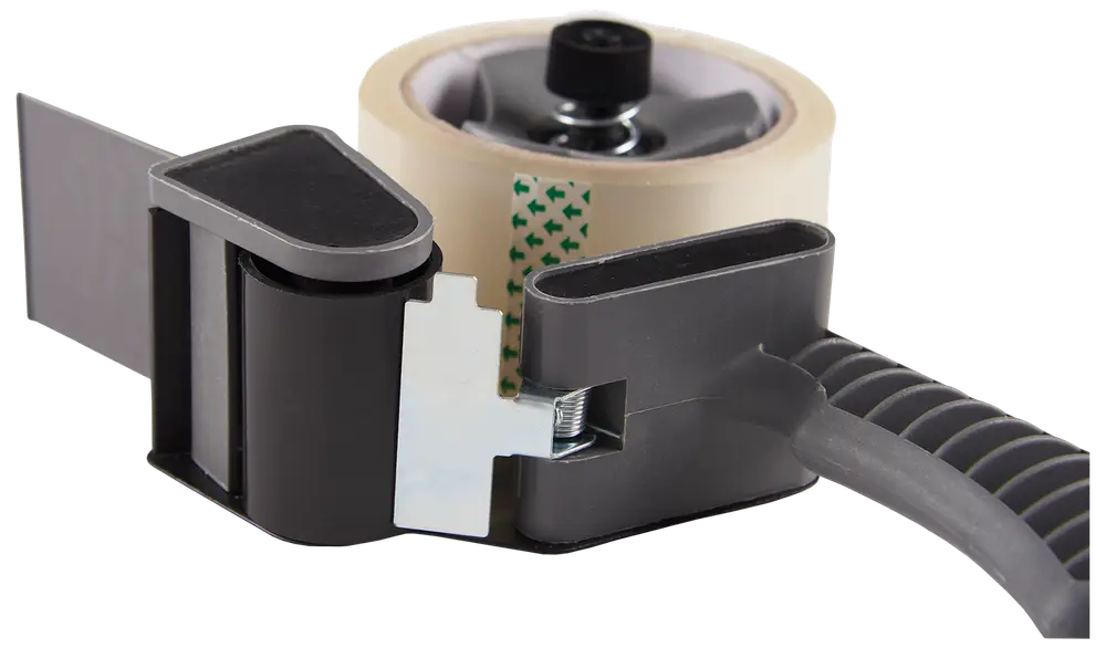 Handhållen tejpdispenser med ergonomiskt handtag, metallskärblad och rulle med klar packtejp. Perfekt för enkel förslutning av lådor och paket vid frakt eller förvaring.