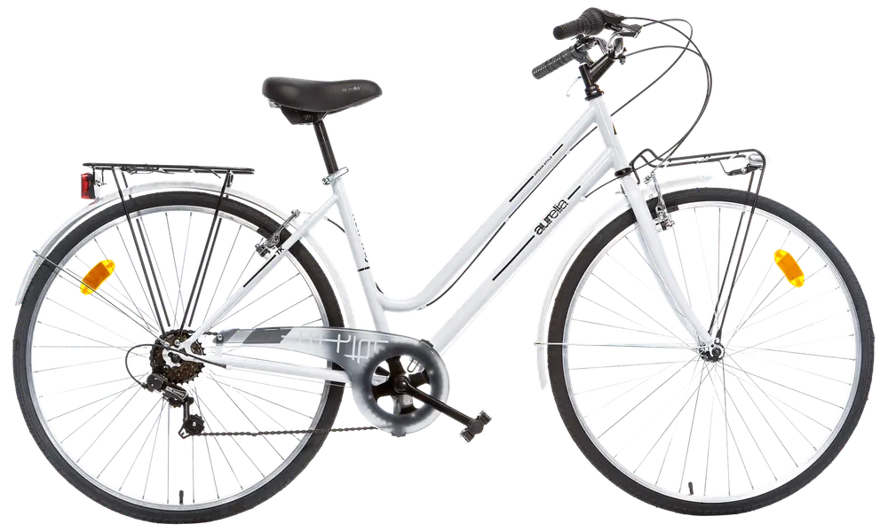 Vit stadscykel med lågt insteg, fram- och pakethållare, svart sadel, upprätt styre, reflexer fram och bak samt kedjeskydd. Passar för stadspendling och fritid.