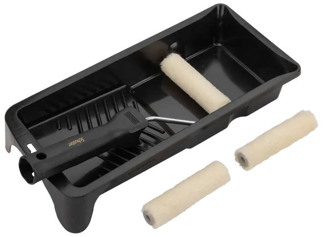 Målarrollerset med svart plastbricka, ett rollerhandtag och tre utbytbara skumrullar, perfekt för jämn färgapplicering på väggar och ytor.