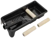 Malerrullesæt med sort plastbakke, ét rullehåndtag og tre udskiftelige skumruller, perfekt til jævn påføring af maling på vægge og overflader.