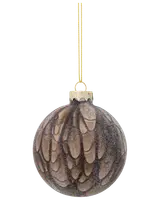 Brun julgranskula med fjäderliknande mönster, glittrig yta, guldfärgad topp och hängslinga. Elegant och unik dekoration till julgranen.