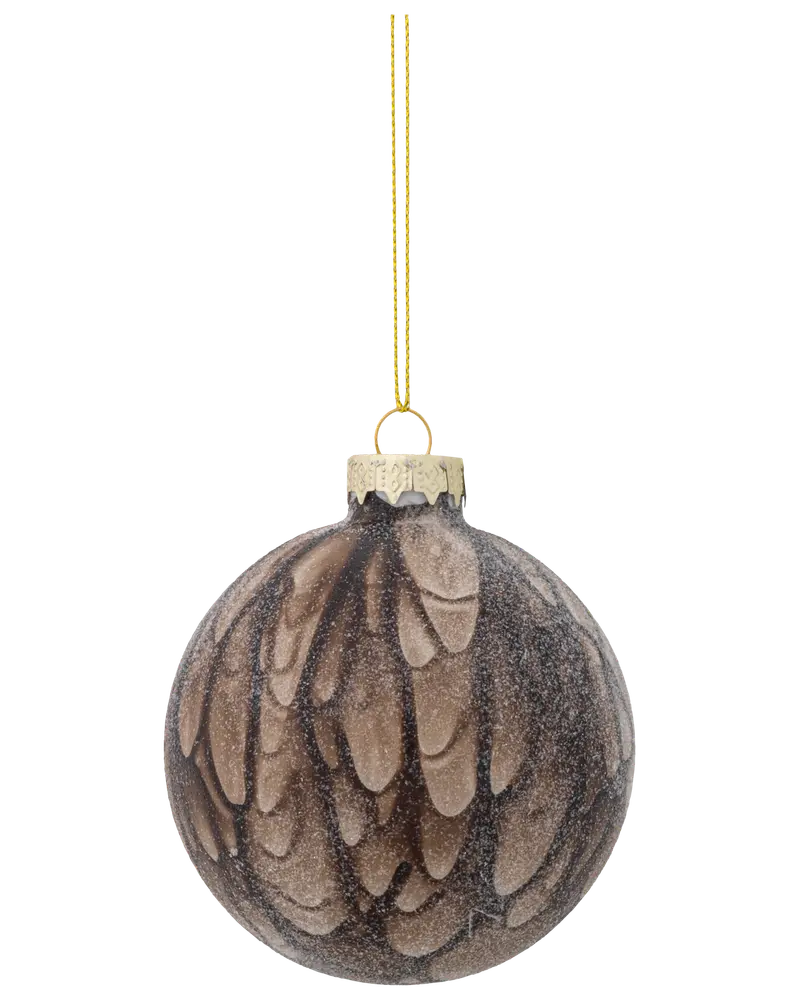 Brun julgranskula med fjäderliknande mönster, glittrig yta, guldfärgad topp och hängslinga. Elegant och unik dekoration till julgranen.