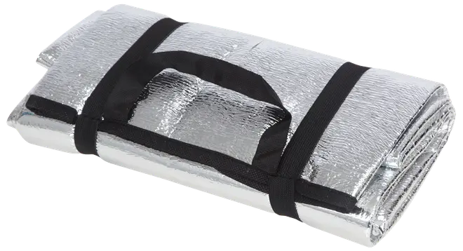 Sammenfoldet sølvfarvet nødteppe med sorte bærestropper, let og kompakt, designet til udendørs brug for at bevare kropsvarme og give isolering i nødsituationer.