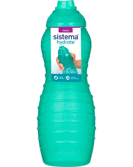 700 ml turkis plastik vandflaske med ergonomisk greb, skruelåg og lækagesikker, stødresistent konstruktion. Etiket med produktinformation og billede af hånd, der holder flasken.