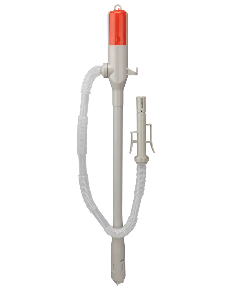Batteridrevet væskeoverføringspumpe med rød top, fleksibel slange og dyse. Designet til nem dosering af vand, olie eller andre væsker. Let og bærbar konstruktion.