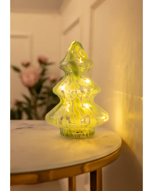 Glasbordlampe formet som et juletræ, med grøn og hvid marmoreret mønster, udsender varmt gult lys, perfekt til festlig eller dekorativ brug i hjemmet.