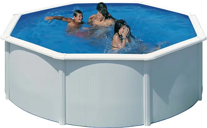 Oktagonformet fritstående pool med hvide riflede sidepaneler, fyldt med vand. Rummeligt design, velegnet til familier eller grupper, ideel til udendørs brug og nem sæsonopsætning.