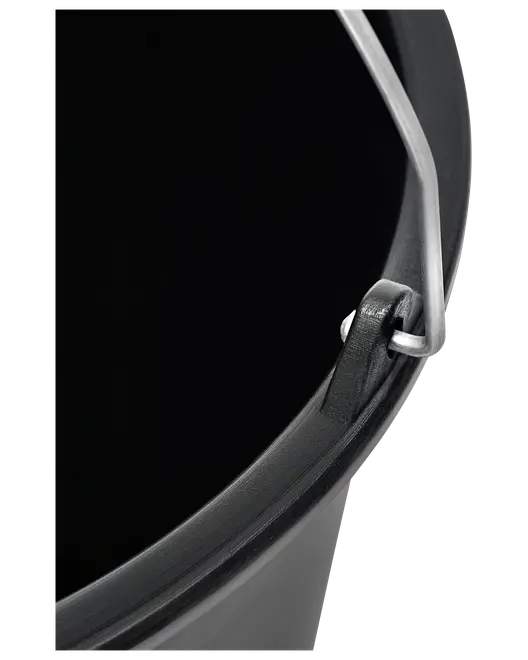 Nærbillede af sort plastikspand med solidt metalhåndtag, fastgjort til forstærkede sider, hvilket viser holdbar konstruktion til væsker eller materialer.