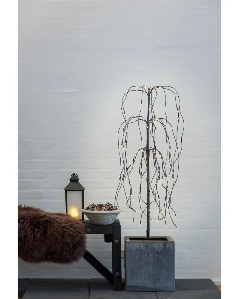 Konstgjord hängpil med LED-lampor, smala svarta grenar och fyrkantig grå kruka. Passar som modern inomhusdekoration med stämningsfull belysning.