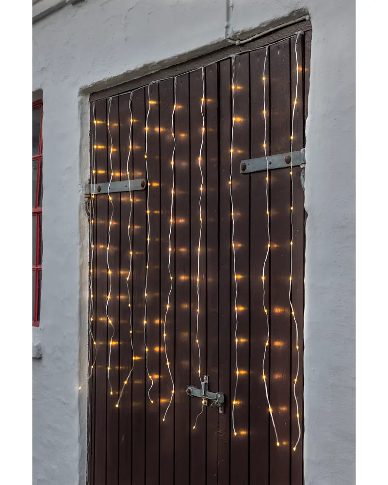 Gardinslinga med varmvita LED-lampor, flera vertikala trådar och flexibel kabel. Jämnt fördelade lampor, passar för dekoration av dörrar, fönster eller väggar, både inne och ute.