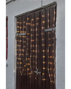 Gardinslinga med varmvita LED-lampor, flera vertikala trådar och flexibel kabel. Jämnt fördelade lampor, passar för dekoration av dörrar, fönster eller väggar, både inne och ute.