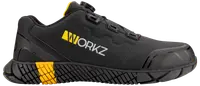 Svart arbetssko med förstärkt tå, halksäker sula, gula detaljer och WORKZ-logga. Slitstarkt syntetmaterial, snörning, designad för säkerhet och komfort på arbetsplatsen.