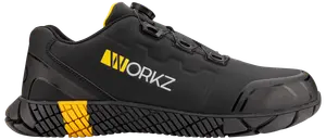 Svart arbetssko med förstärkt tå, halksäker sula, gula detaljer och WORKZ-logga. Slitstarkt syntetmaterial, snörning, designad för säkerhet och komfort på arbetsplatsen.
