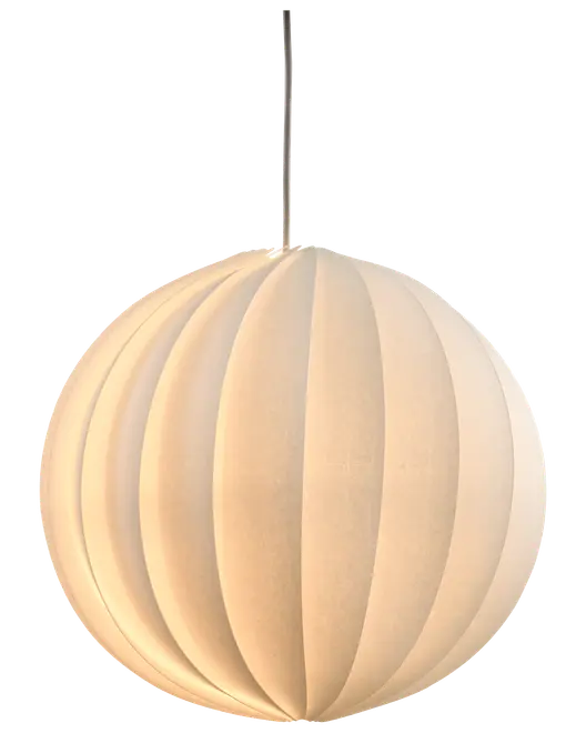 Rund pendellampe med hvid, rillet stofskærm. Kugleformen giver blødt, diffust lys og skaber en varm stemning. Ophængt i ledning, ideel til moderne eller minimalistiske rum.