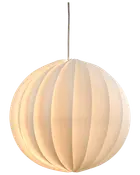 Rund pendellampe med hvid, rillet stofskærm. Kugleformen giver blødt, diffust lys og skaber en varm stemning. Ophængt i ledning, ideel til moderne eller minimalistiske rum.
