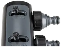 Havevandsplitter med to udgange, justerbare flowkontrolknapper, robust plastkonstruktion og hurtigkoblinger til nem tilslutning af slanger eller vandingsudstyr. Velegnet til udendørs brug.