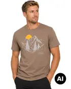 Taupe T-shirt med rund hals og korte ærmer, med bjergsolnedgangsprint, træer og 360 Outdoor-logo på brystet. - Billedet er skabt med AI