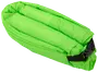 Lys grøn oppustelig loungestol med slidstærkt stof, sammenrullet design og sort spænde. Let og bærbar, perfekt til afslapning udendørs, camping eller strand. Ingen pumpe nødvendig.