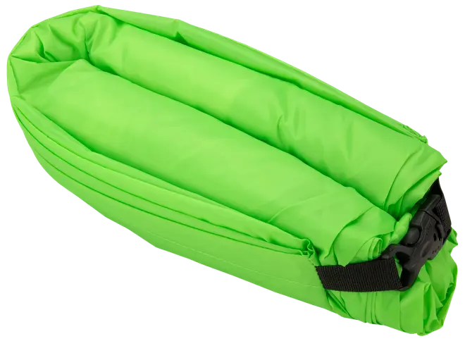 Lys grøn oppustelig loungestol med slidstærkt stof, sammenrullet design og sort spænde. Let og bærbar, perfekt til afslapning udendørs, camping eller strand. Ingen pumpe nødvendig.