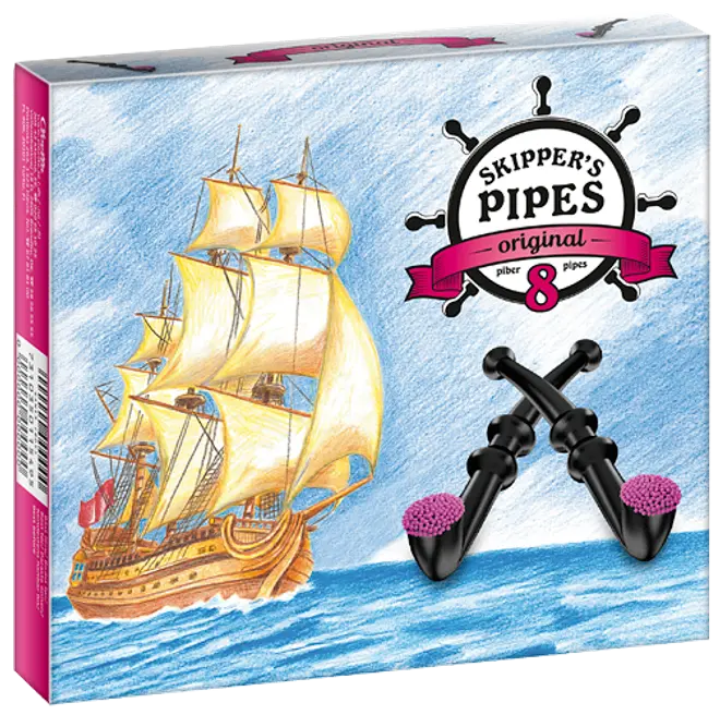 Æske med Skipper's Pipes lakrids, indeholdende 8 sorte lakridspiber med lyserøde ender, illustreret med et sejlskib og nautisk inspireret emballagedesign.