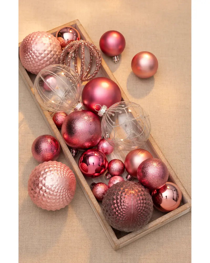 Set med blandade rosa och klara julgranskulor i olika storlekar och ytor, inklusive matta, blanka och fasetterade, perfekta för julgransdekoration eller festliga arrangemang.