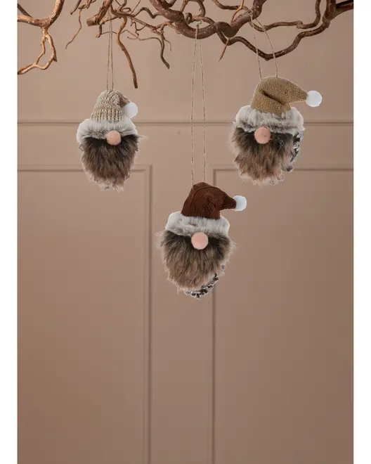 Sæt med tre plyssede nissepynt med kunstpels skæg, runde næser og strikkede huer i beige, brun og tan. Hænger i snor, ideel til juledekoration.