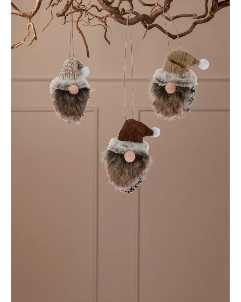 Set med tre mjuka tomteprydnader med fuskpäls, runda näsor och stickade mössor i beige, brunt och sand. Hängs i snöre, perfekt för juldekoration.