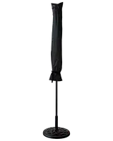 Hög utomhusparaply med rund fot, helt täckt av ett svart skyddsfodral. Fodralet är säkrat längst ner och skyddar mot väder.