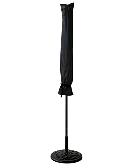 Høj udendørs parasol med rund fod, helt dækket af et sort beskyttelsesovertræk. Overtrækket er fastgjort i bunden og beskytter mod vejrforhold.