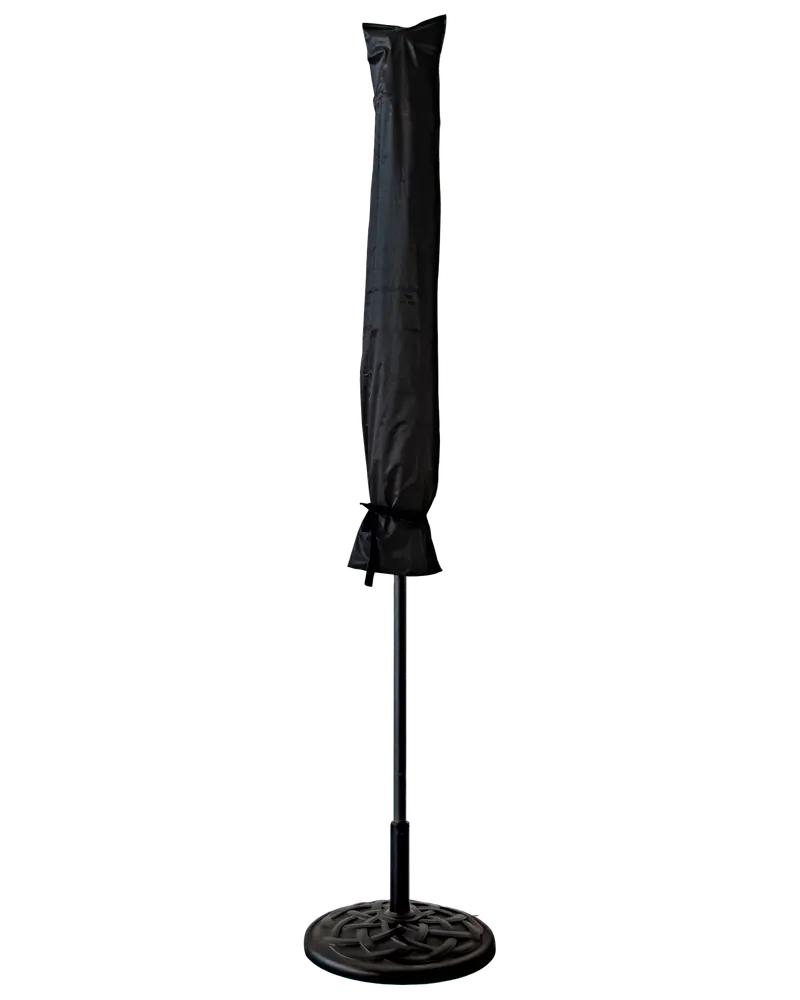 Hög utomhusparaply med rund fot, helt täckt av ett svart skyddsfodral. Fodralet är säkrat längst ner och skyddar mot väder.