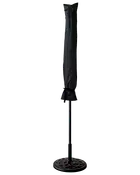 Hög utomhusparaply med rund fot, helt täckt av ett svart skyddsfodral. Fodralet är säkrat längst ner och skyddar mot väder.