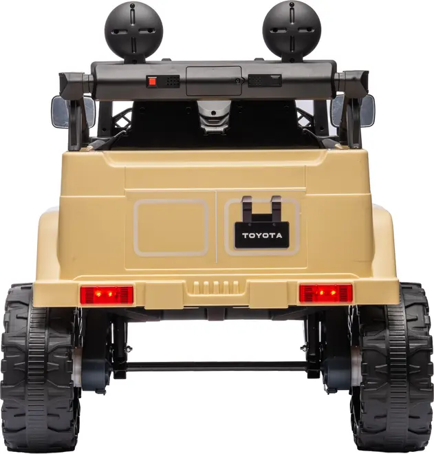 Bagside af beige Toyota elbil til børn med store sorte dæk, to baglygter, sidespejle og detaljeret bagpanel. Realistisk design, egnet til børn.