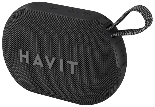 Kompakt sort HAVIT Bluetooth-højttaler med stoftekstur, stort logo, knapper på toppen og flettet bærestrop. Perfekt til musik på farten og udendørs brug.