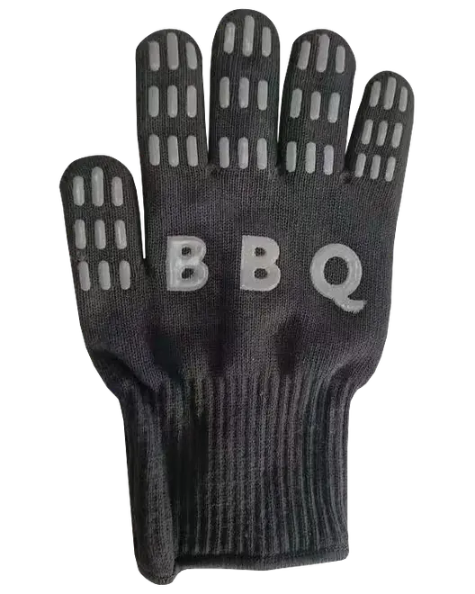 Sort varmebestandig BBQ-handske med hvide skridsikre silikonegreb på fingrene og "BBQ"-bogstaver på håndryggen. Ribbet manchet for sikker pasform. Velegnet til grill og madlavning.