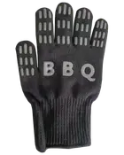 Sort varmebestandig BBQ-handske med hvide skridsikre silikonegreb på fingrene og "BBQ"-bogstaver på håndryggen. Ribbet manchet for sikker pasform. Velegnet til grill og madlavning.