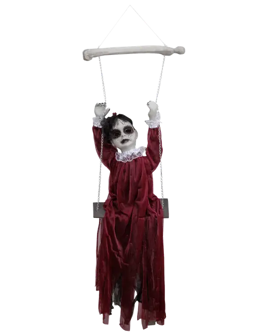 Halloween-dekoration med docka i lång röd klänning med vit spetskrage och manschetter, sittande på en gunga med uppsträckta armar, avsedd för upphängning.