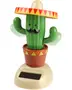 Solcelledrevet dansende kaktus-legetøj med overskæg, sombrero og urtepotte. Har et muntert ansigt og farverigt design, perfekt som dekoration eller sjov gave.