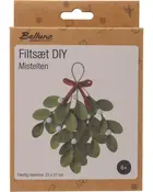 DIY filtsæt til at lave en mistelten, indeholder grønne filtblade, hvide bær og rød sløjfe. Færdig størrelse: 23 x 27 cm. Fra 6 år.