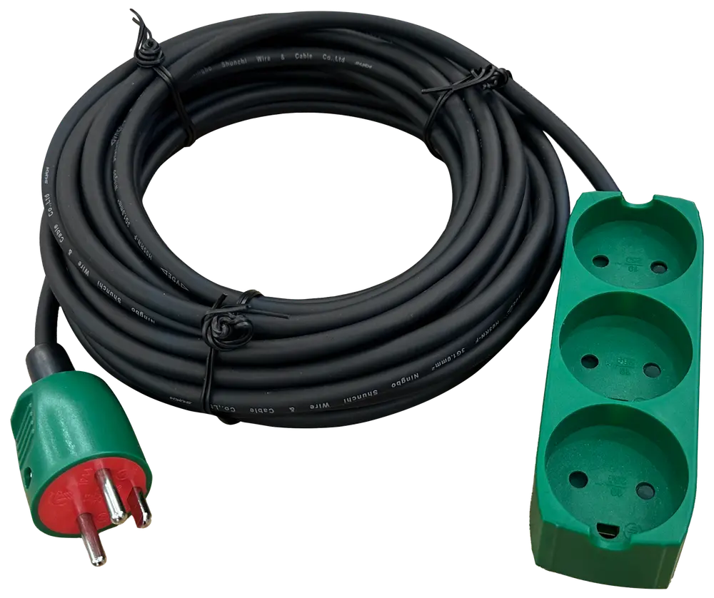 Grøn forlængerledning med tre runde stik og lang sort kabel, egnet til europæiske stik. Perfekt til at tilslutte flere enheder i hjemmet eller på kontoret.