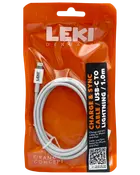 Hvid USB-C til Lightning oplade- og synkroniseringskabel, 1,0 meter langt, egnet til iPhone og iPad. Pakket i en orange genlukkelig pose med LEKI-logo.