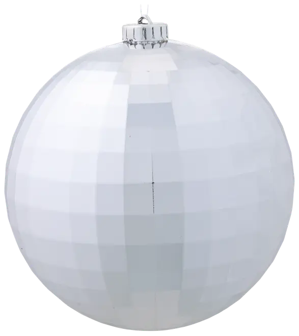 Blank sølvfarvet julekugle med facetslebet, geometrisk overflade og metalophæng. Moderne, reflekterende finish, ideel til juletræspynt eller festlige dekorationer.