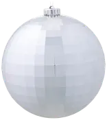 Blank sølvfarvet julekugle med facetslebet, geometrisk overflade og metalophæng. Moderne, reflekterende finish, ideel til juletræspynt eller festlige dekorationer.
