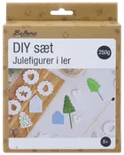 DIY-set för julfigurer i lera. Innehåller 250g lera, olika formar för träd, hjärtan och stjärnor samt en pensel. Passar för barn från 8 år.