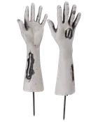 Par realistiska zombihänder med markspett, vita med svarta sår och ben, perfekta för Halloween-utomhusdekoration. Varje hand har en metallspett för enkel placering.